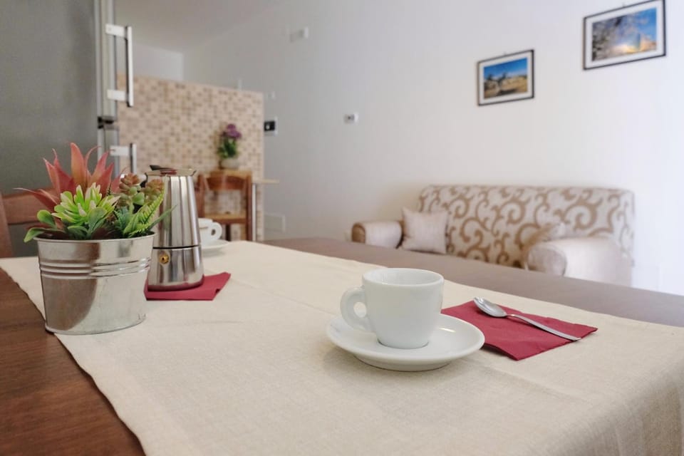 Coffee/tea facilities, Dining area