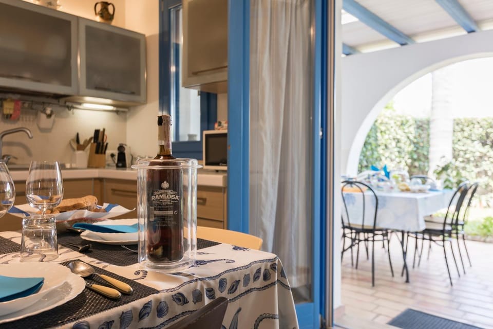 Kitchen or kitchenette, Garden view