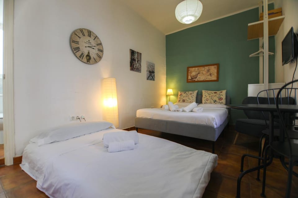 Bed, TV and multimedia, Photo of the whole room, Bedroom, towels
