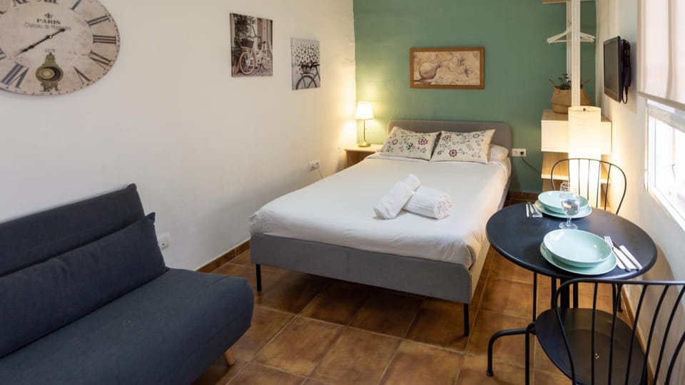 Bed, Photo of the whole room, Seating area, Dining area, Bedroom