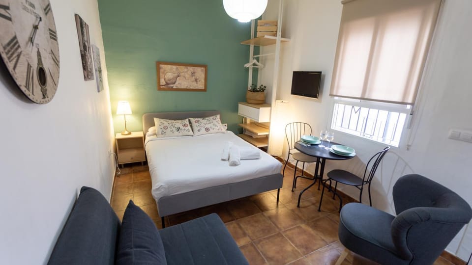 Bed, TV and multimedia, Living room, Photo of the whole room, Seating area, Bedroom