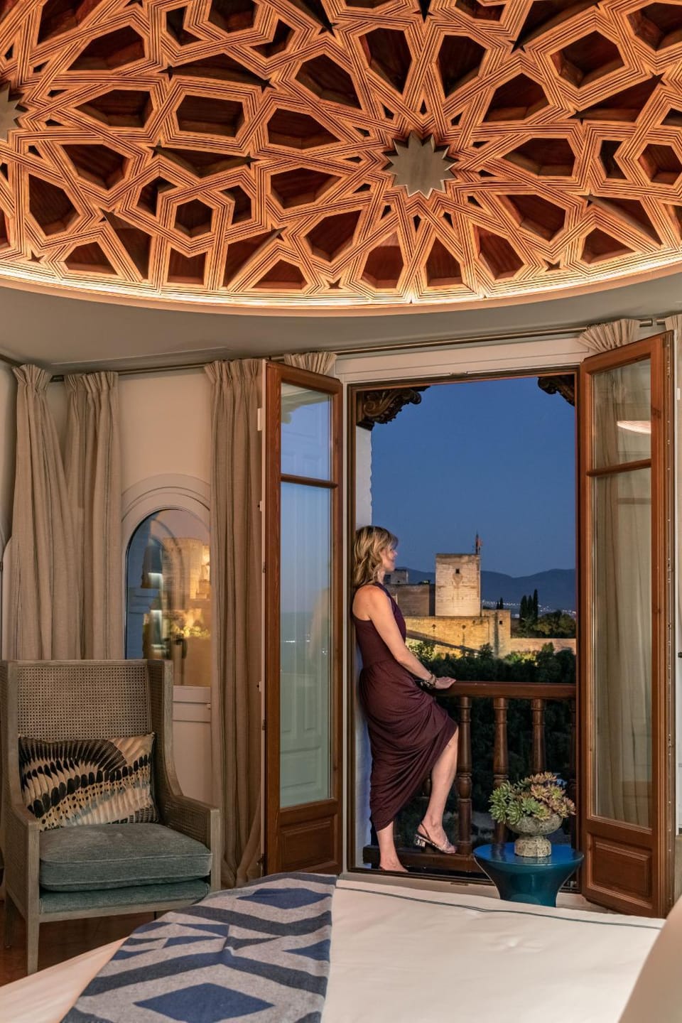 People, Balcony/Terrace, Bedroom, Landmark view