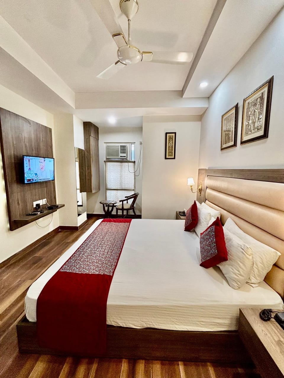 Bed, TV and multimedia, Photo of the whole room, Bedroom