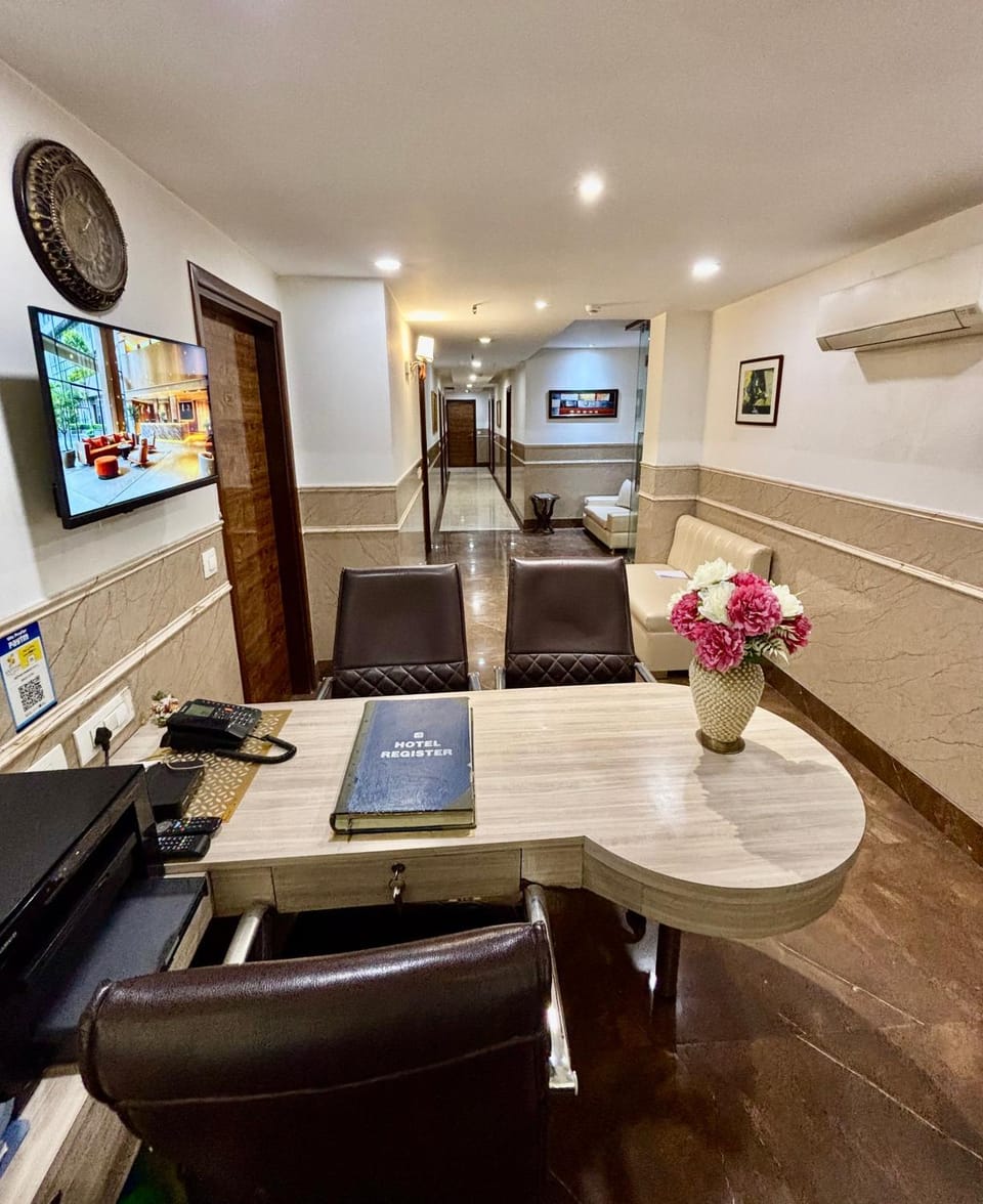 TV and multimedia, Lobby or reception, Seating area, air conditioner