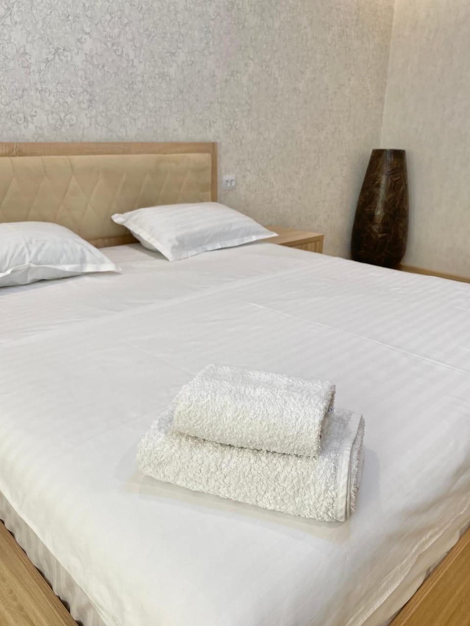 Bed, Bedroom, towels