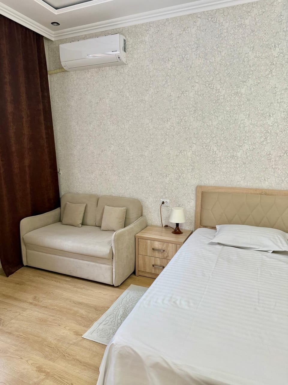 Seating area, Bedroom, air conditioner