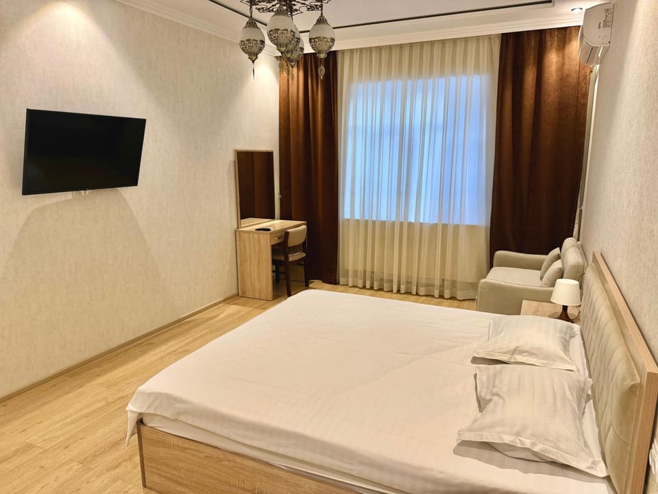 Bed, TV and multimedia, Photo of the whole room, Bedroom