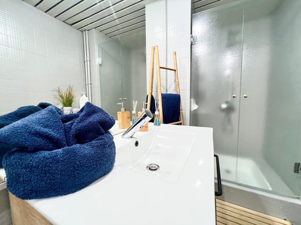 Shower, Bathroom, towels