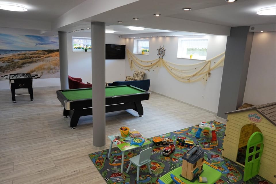 Communal lounge/ TV room, Billiard, Game Room, Kids's club