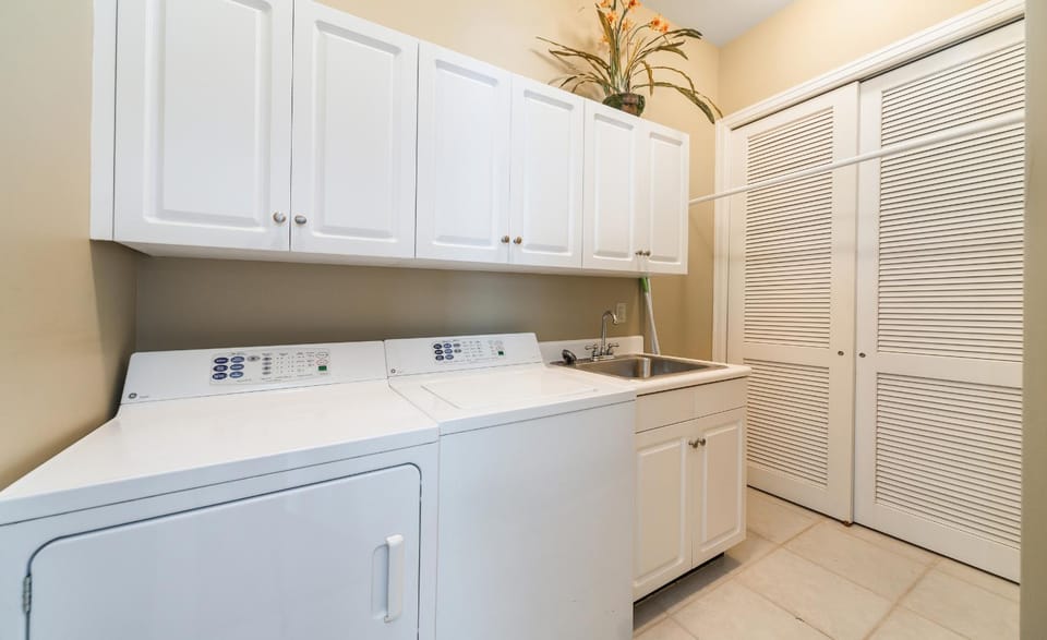 Seating area, wardrobe, laundry, washing machine, dryer