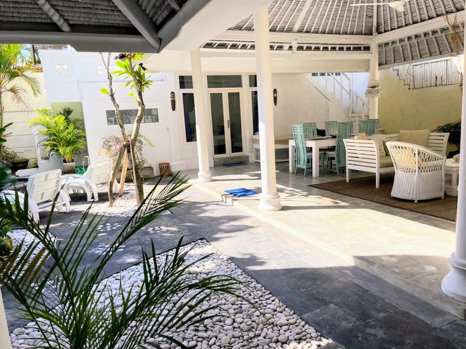 Patio, Day, Garden, View (from property/room), Balcony/Terrace, Living room, Seating area, Dining area, Garden view