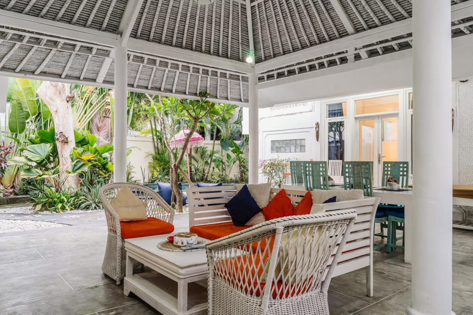 Patio, Day, Garden, View (from property/room), Living room, Seating area, Dining area, Garden view