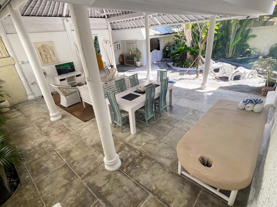 TV and multimedia, Living room, Seating area, Dining area