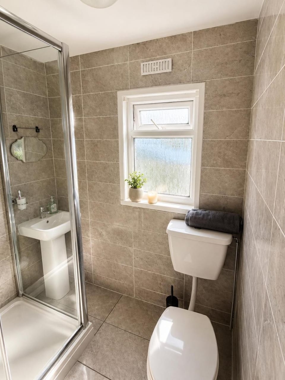 18 river view chalet-Glan Gwna Holiday Park Chalet in Wales