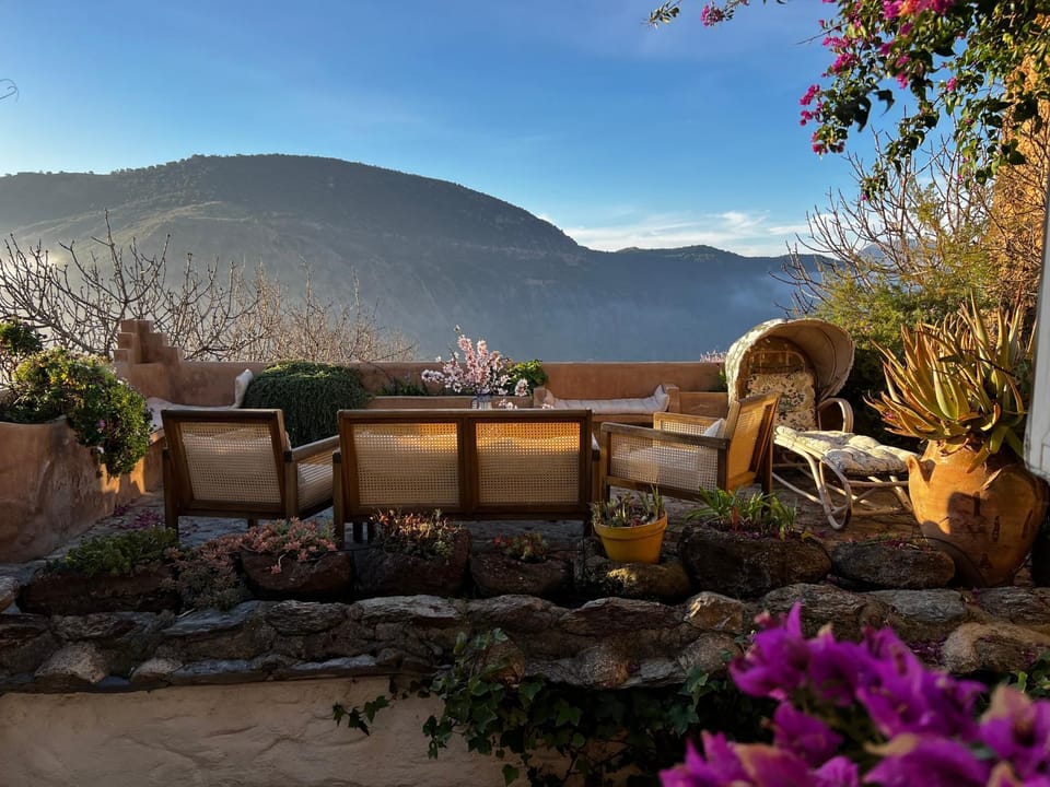Natural landscape, Balcony/Terrace, Seating area, Mountain view