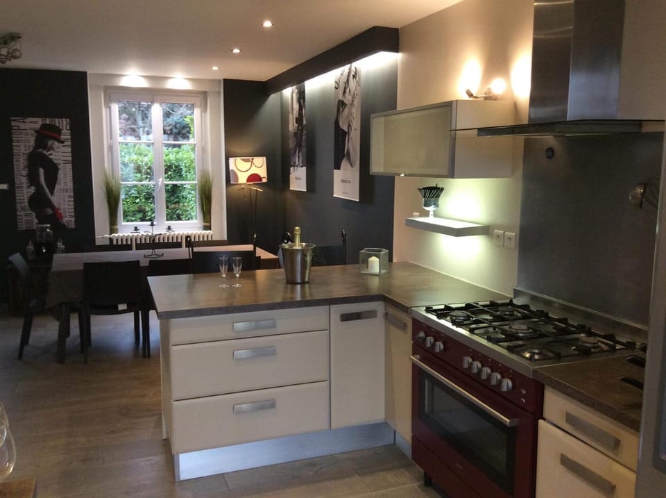 Dining area, Communal kitchen, dishwasher, minibar, pet friendly, stove, Internal: Not applicable to any particular room