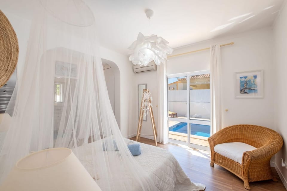 Bed, Photo of the whole room, Bedroom, Pool view, Swimming pool, air conditioner
