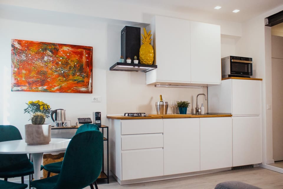 Coffee/tea facilities, Kitchen or kitchenette, Dining area, minibar, oven, stove