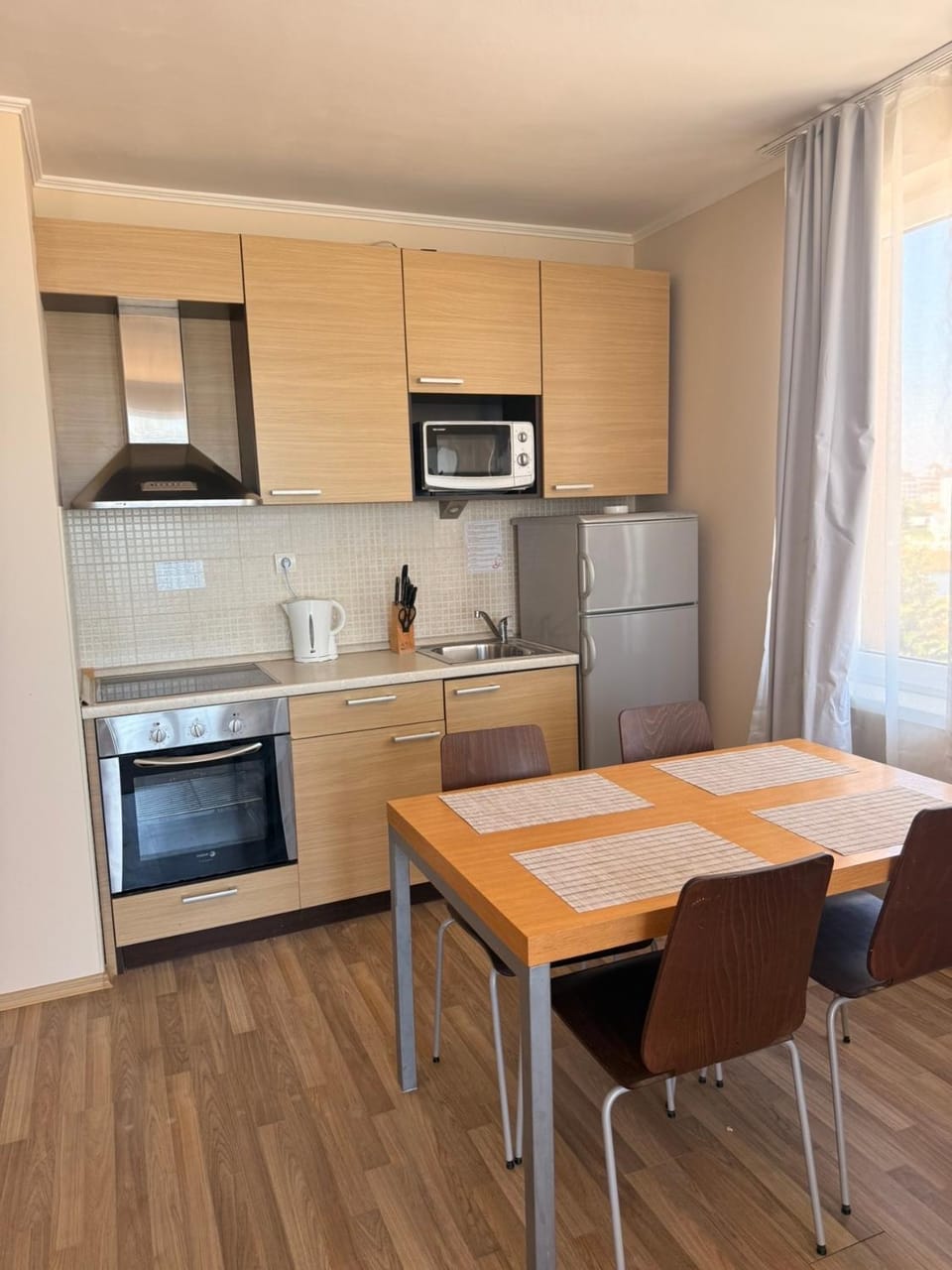 Kitchen or kitchenette, Dining area, oven