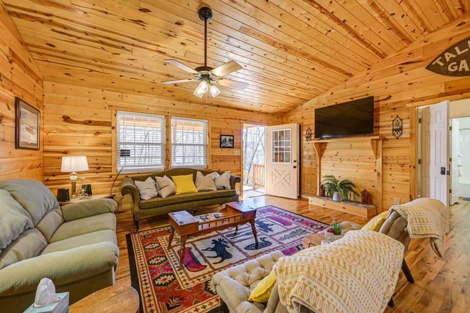8 Mi to Chattooga River: Pet-Friendly Mtn Cabin Cabin in Clayton