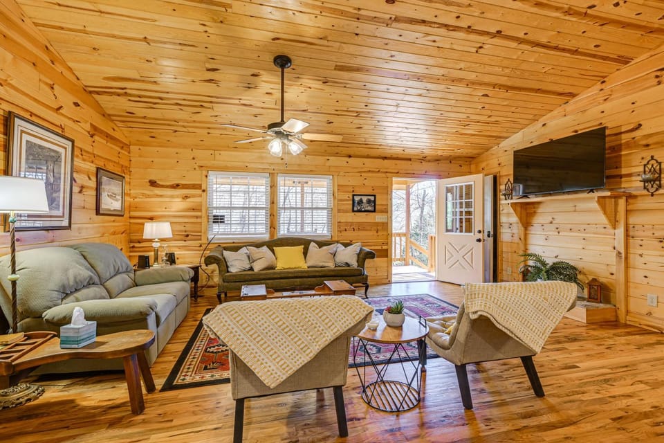8 Mi to Chattooga River: Pet-Friendly Mtn Cabin Cabin in Clayton