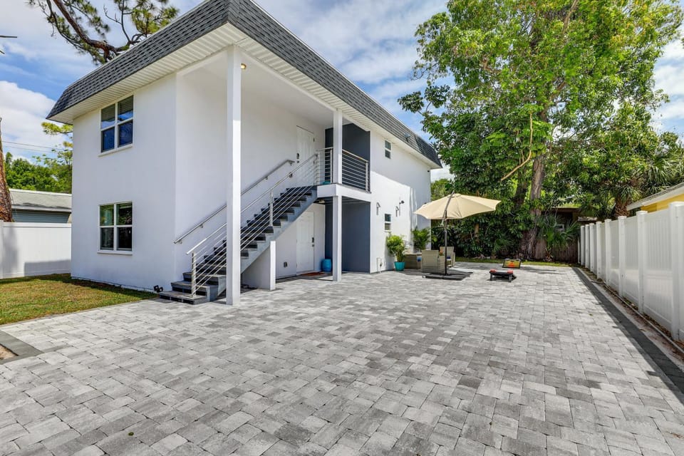 Coastal Sarasota Condo: Minutes to Beach! House in Sarasota