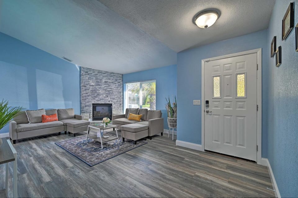 Port Richey Getaway w/ Lanai, Pool & Grill! House in Florida
