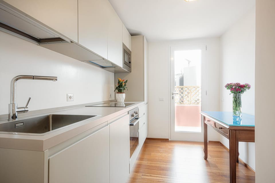 Kitchen or kitchenette, Communal kitchen, dishwasher, stove