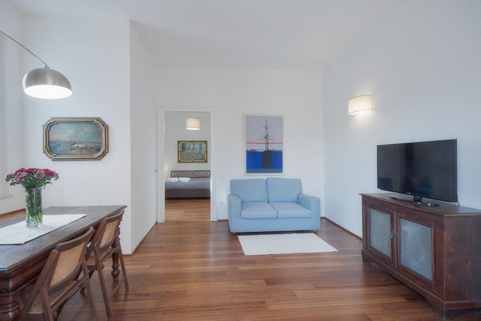 TV and multimedia, Living room, Photo of the whole room, Seating area, Dining area, Evening entertainment, Bedroom