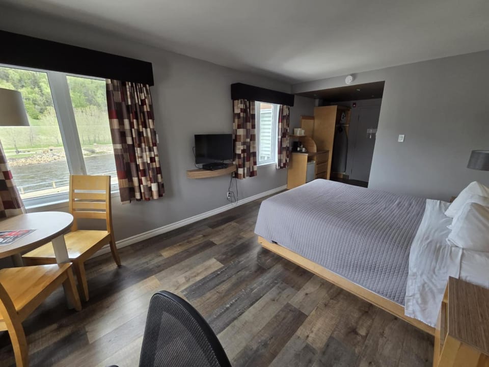 Bed, Photo of the whole room, Seating area, Bedroom