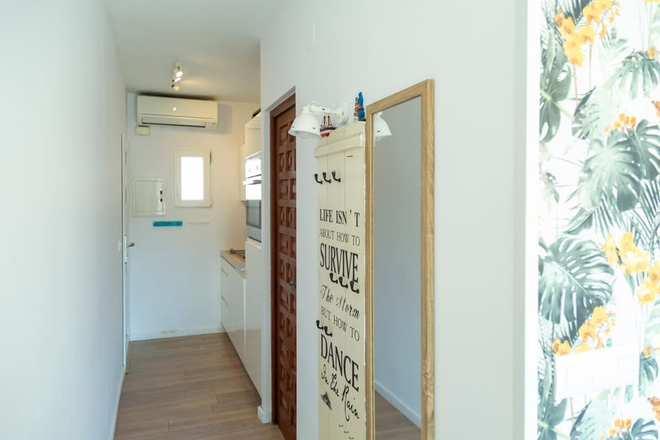 Kitchen or kitchenette, air conditioner