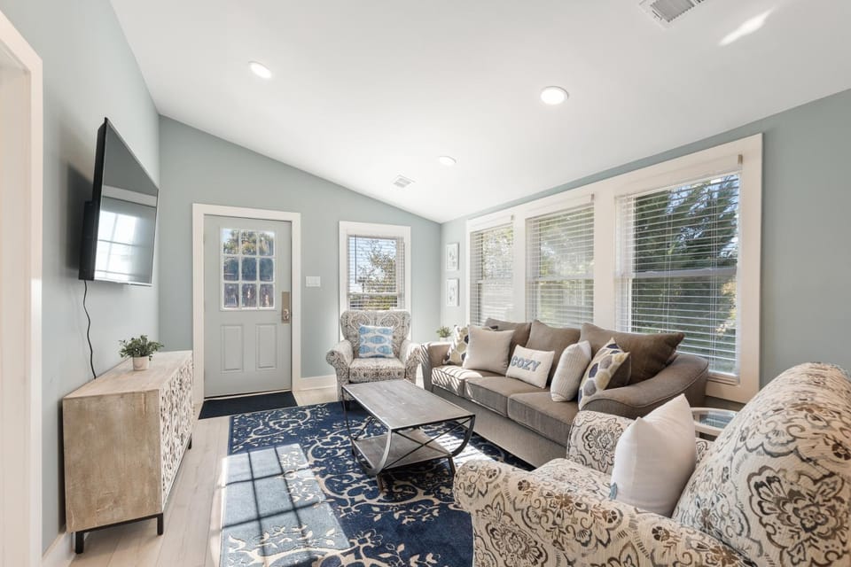 222 W Ashley - Sea Breeze - Minutes to the Ocean and Downtown Folly Beach House in Folly Beach