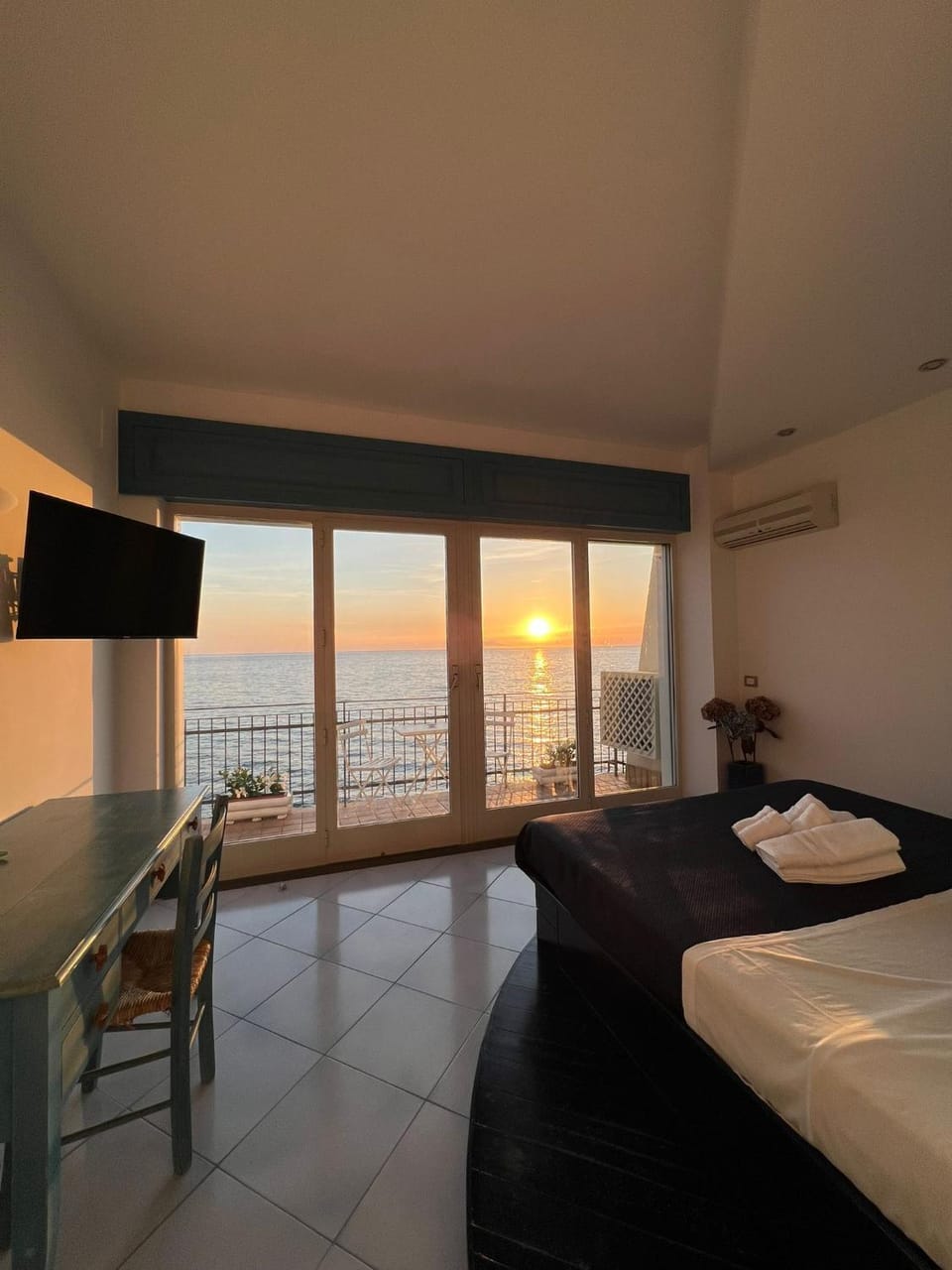 Bed, Balcony/Terrace, Bedroom, Sea view, Sunset