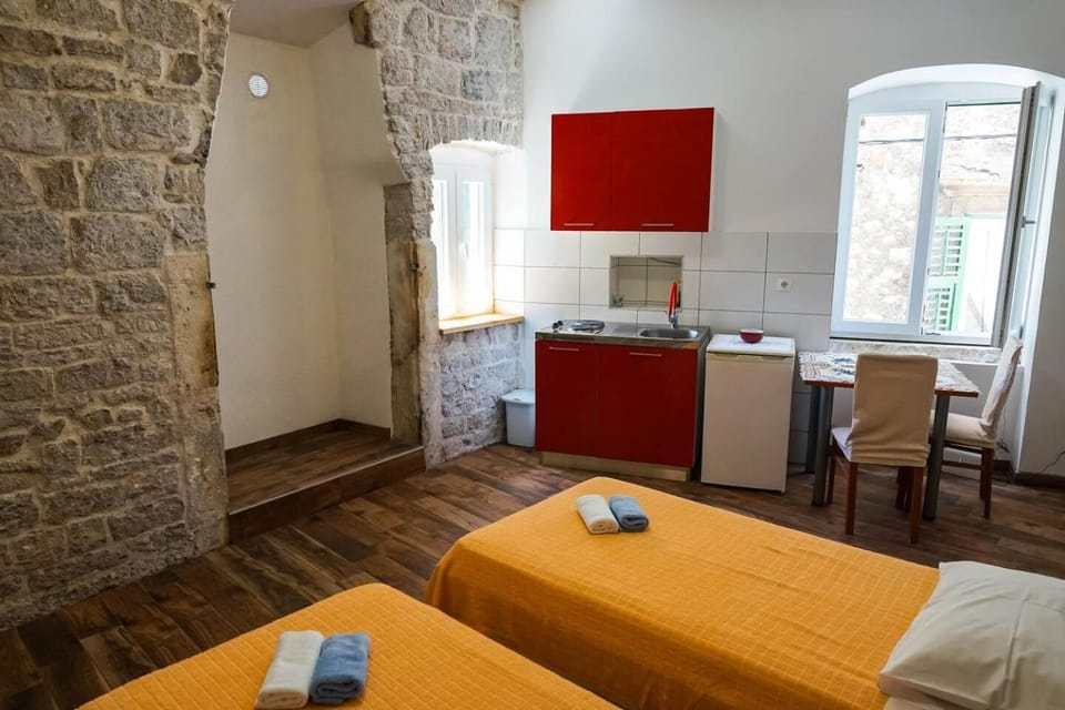 Kitchen or kitchenette, Bedroom