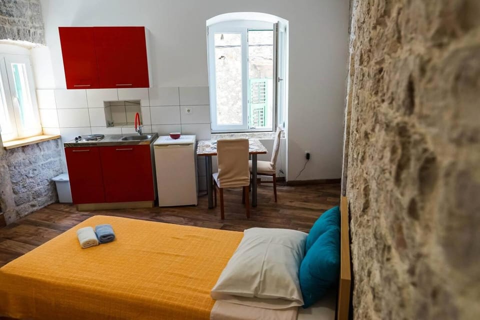 Bed, Kitchen or kitchenette