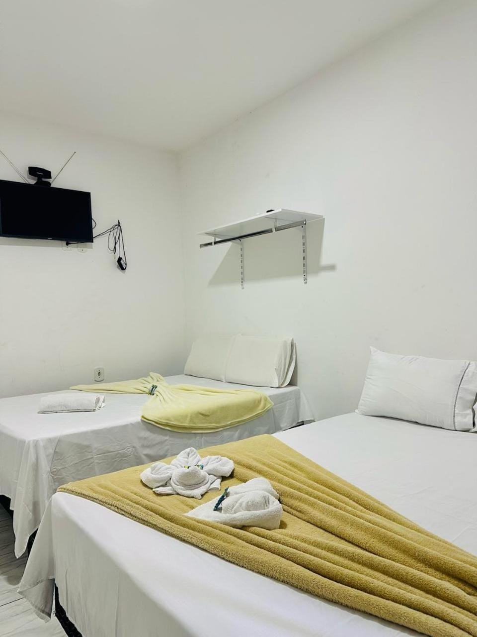 Bed, TV and multimedia, Photo of the whole room, Bedroom, towels