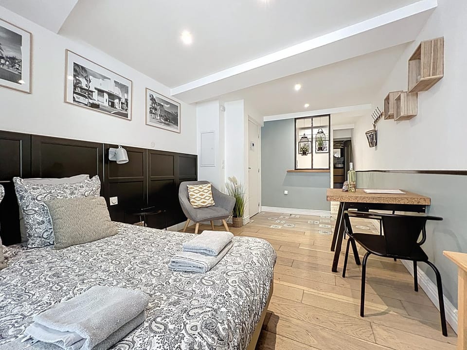 Bed, View (from property/room), Seating area, Dining area