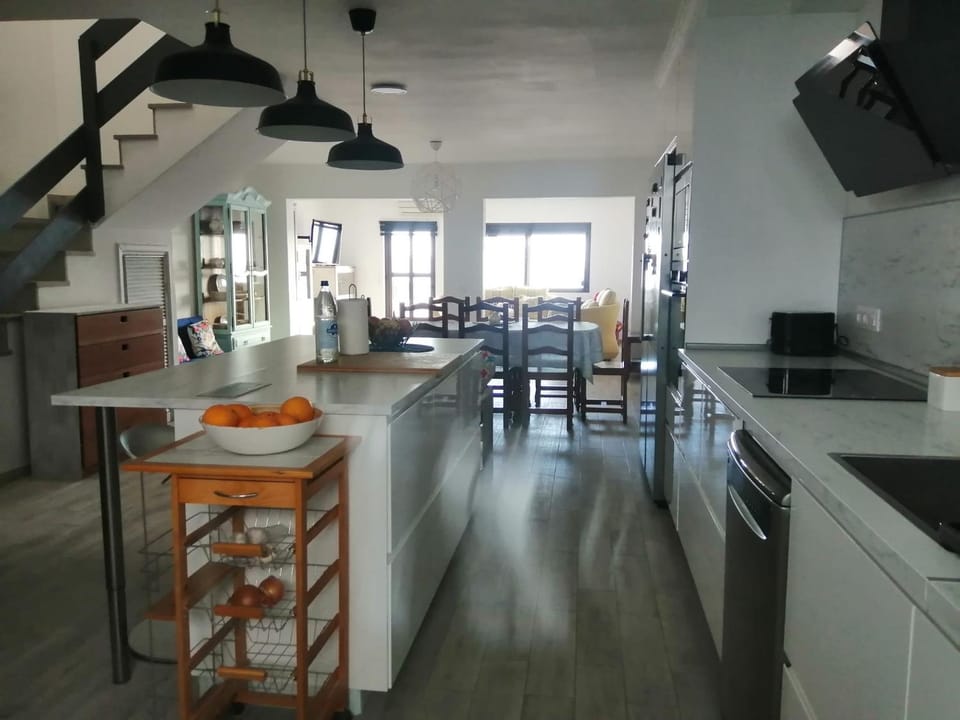 Kitchen or kitchenette, Seating area, Dining area