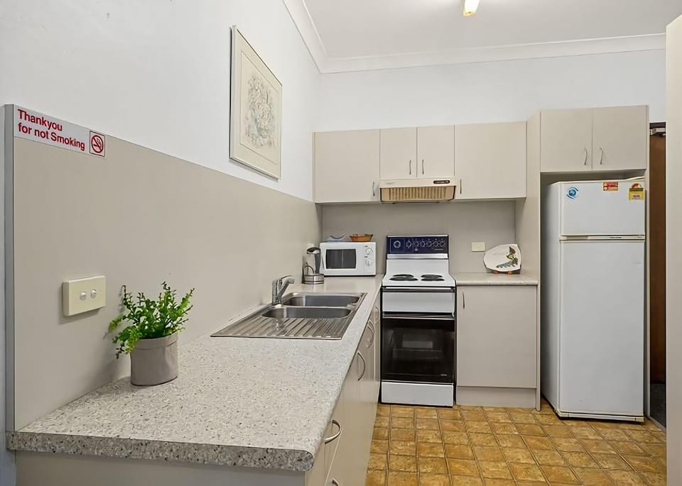 Coasters 9 Apartment in Middle Arm