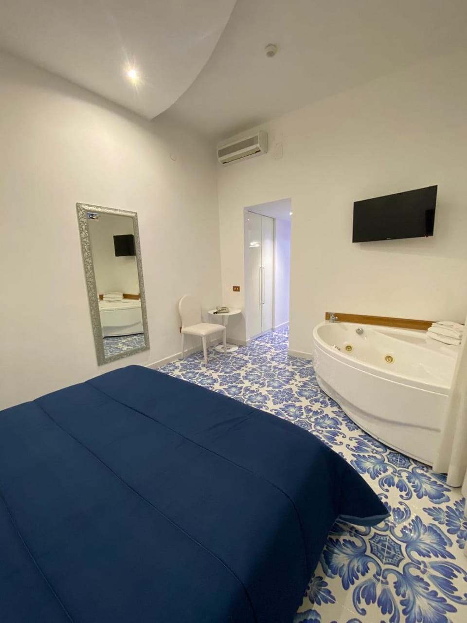 Bed, Hot Tub, TV and multimedia, Photo of the whole room, Bedroom, air conditioner