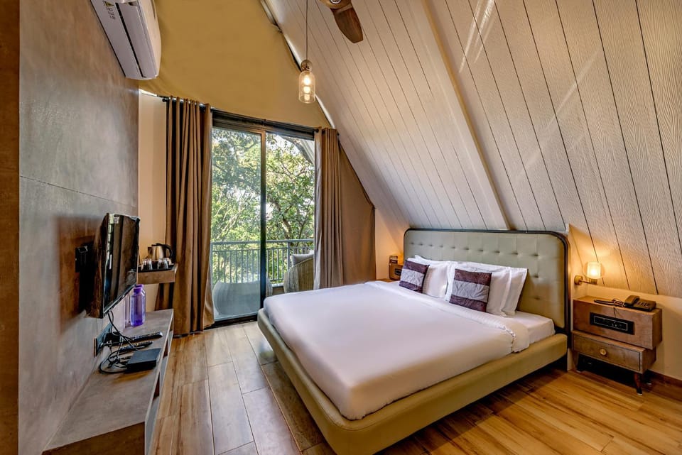 Bed, TV and multimedia, Bedroom