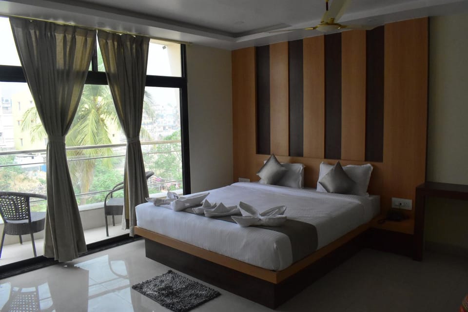 Bed, Balcony/Terrace, Living room, Photo of the whole room, Bedroom, Guests, City view, Buffet breakfast, group of guests, Family, Quiet street view, furniture, minibar, room service, soundproof, VIP, air conditioner
