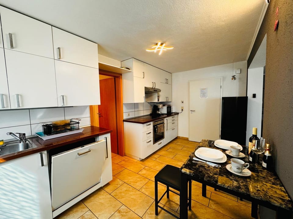 Coffee/tea facilities, Kitchen or kitchenette, Dining area, Food, dishwasher, minibar, oven, stove, toaster