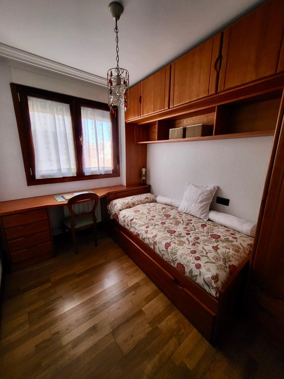 Bed, Seating area, Bedroom