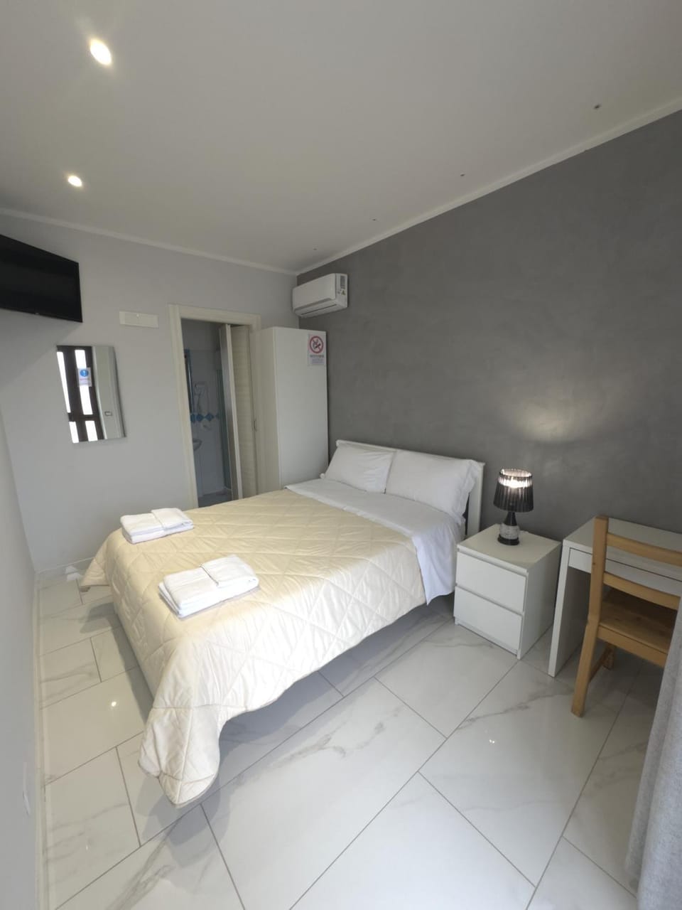 Bed, Bedroom, internet, internet, towels, air conditioner