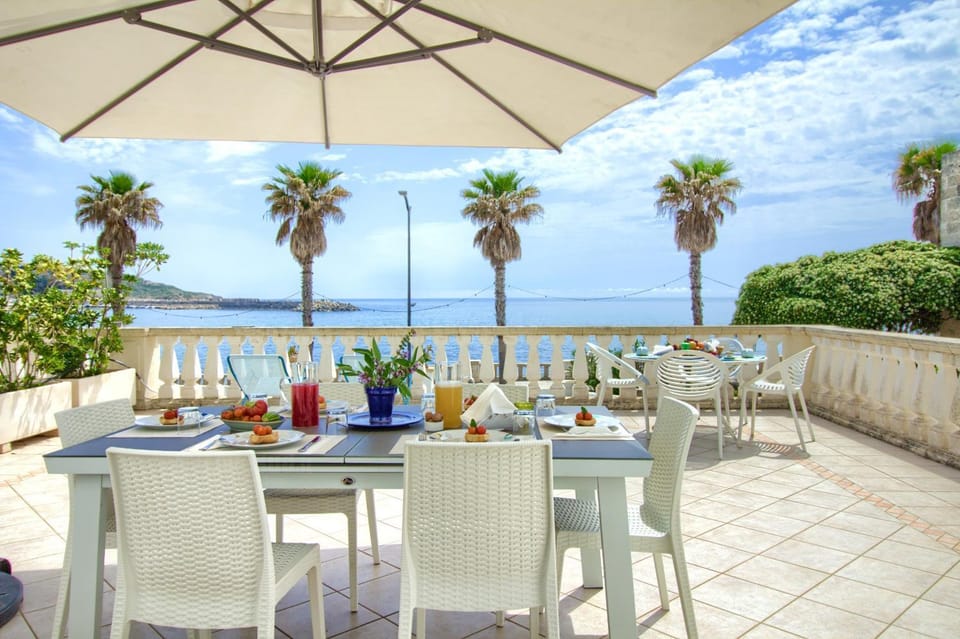 Restaurant/places to eat, Day, Natural landscape, View (from property/room), Balcony/Terrace, Dining area, Sea view