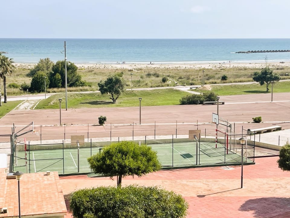 Onze - primera línea de mar con piscina Apartment in Garraf