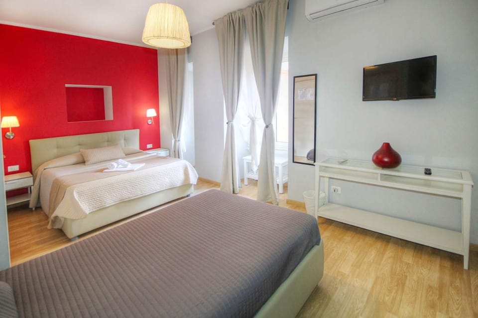 Bed, TV and multimedia, Photo of the whole room, Bedroom