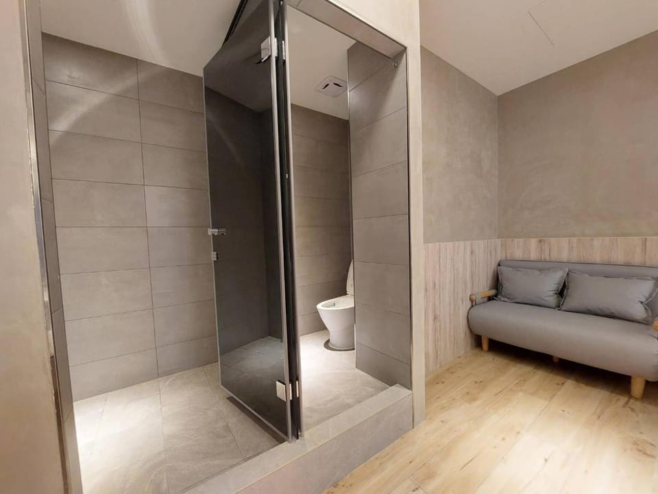Shower, Toilet