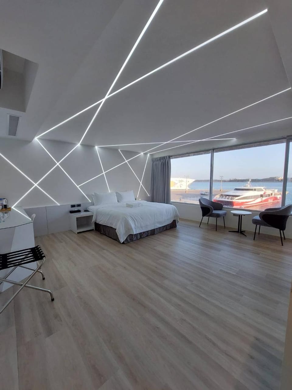 Photo of the whole room, Sea view